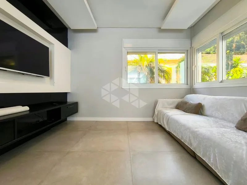 4-bedroom house with floor-to-ceiling windows — photo 8