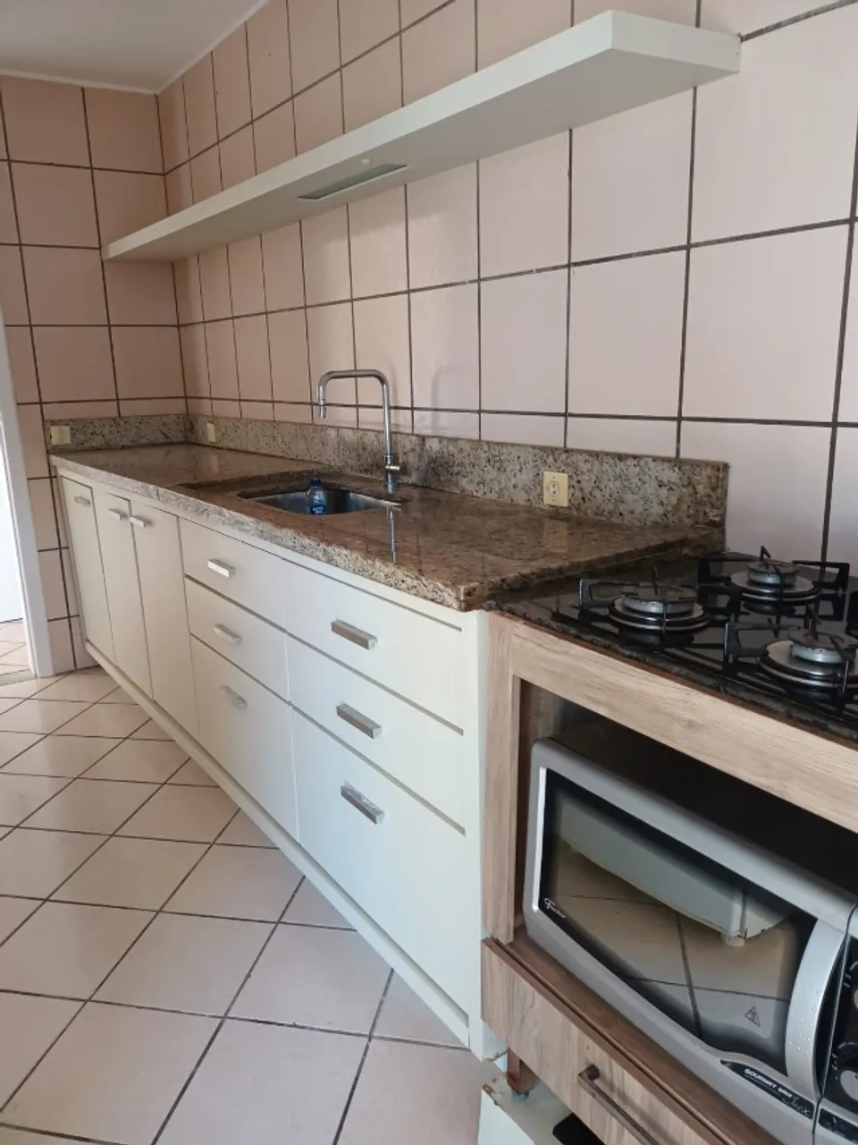 Apartamento sem mobília com 2 quartos e varanda