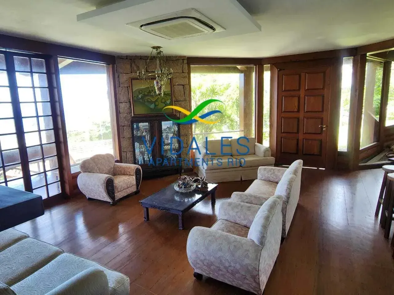 House with 4 bedrooms and 5 bathrooms plus outdoor areas — photo 7