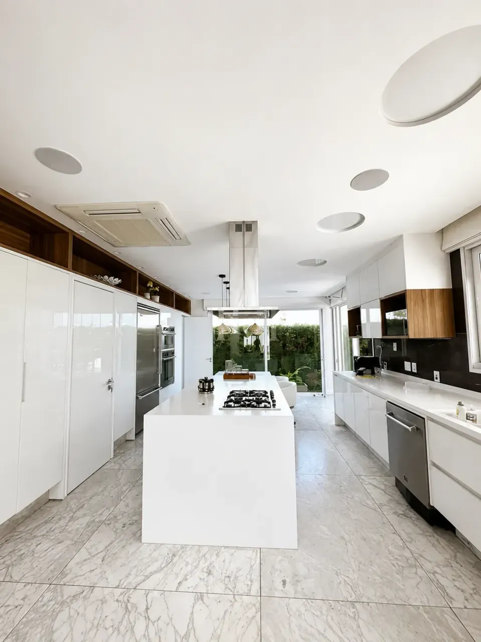 Furnished 5-bedroom house with an open-plan kitchen — photo 4
