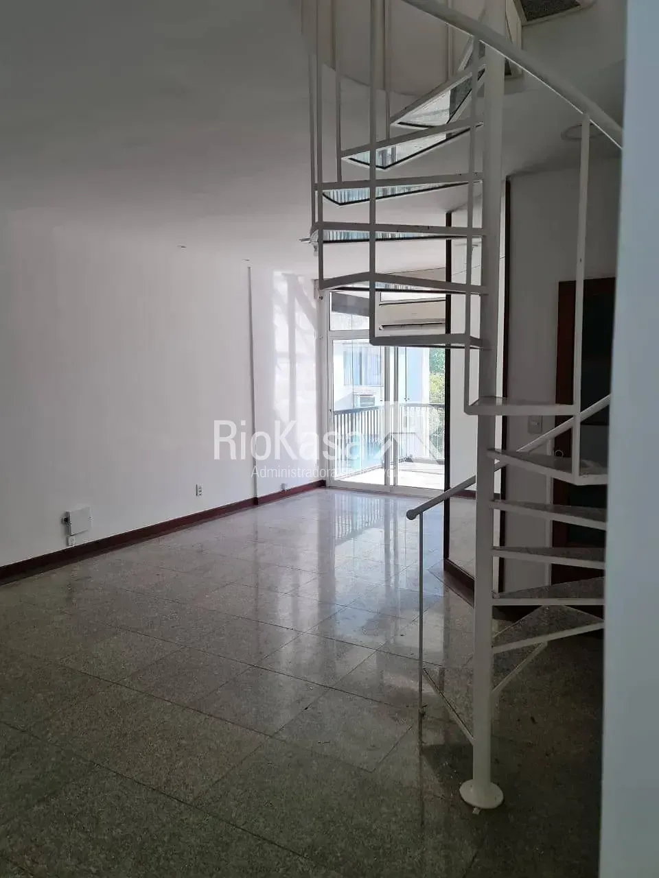 4-bedroom apartment in a building with a pool — photo 5