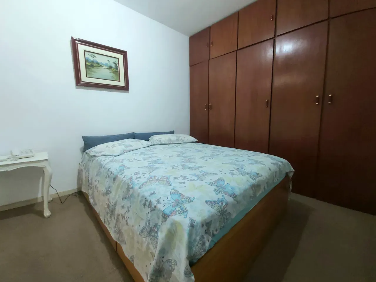 One-bedroom apartment in a building with a gym — photo 11