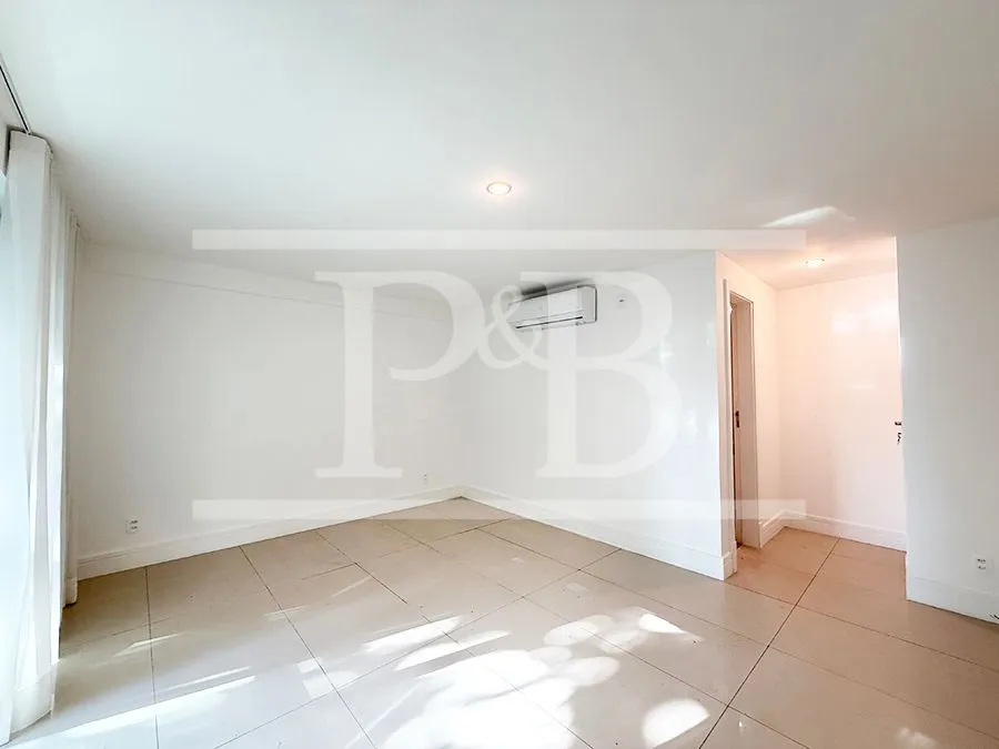4-bedroom 300 m² apartment with a balcony — photo 17