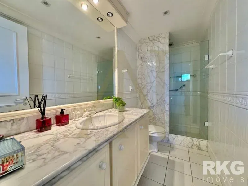 Furnished apartment with 4 bedrooms and water and city views — photo 22