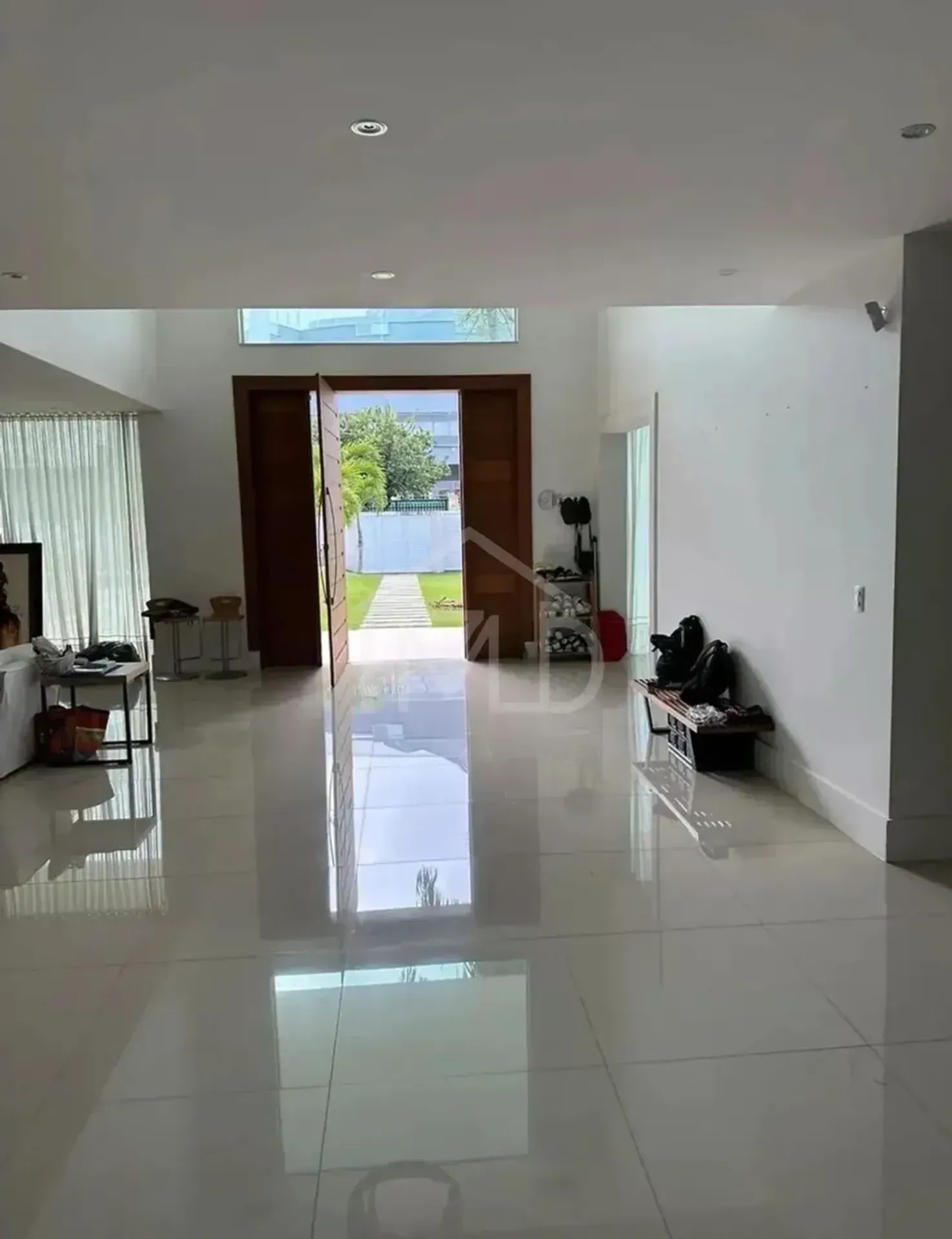 House with 5 bedrooms and floor-to-ceiling windows — photo 26