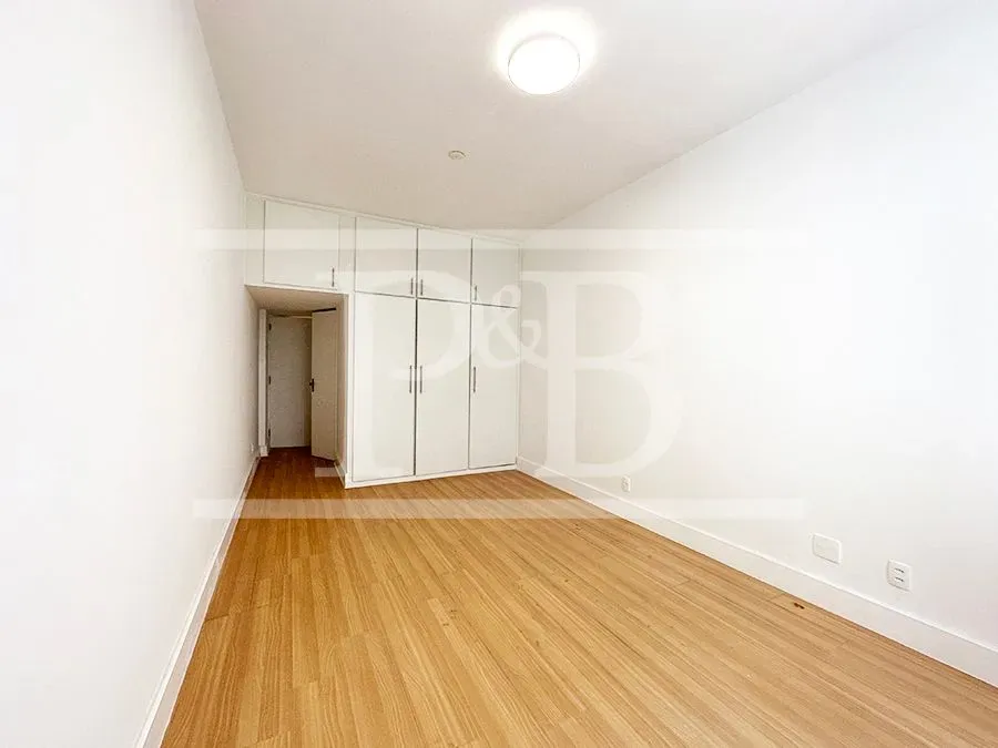 3-bedroom apartment with enclosed glass balcony — photo 28