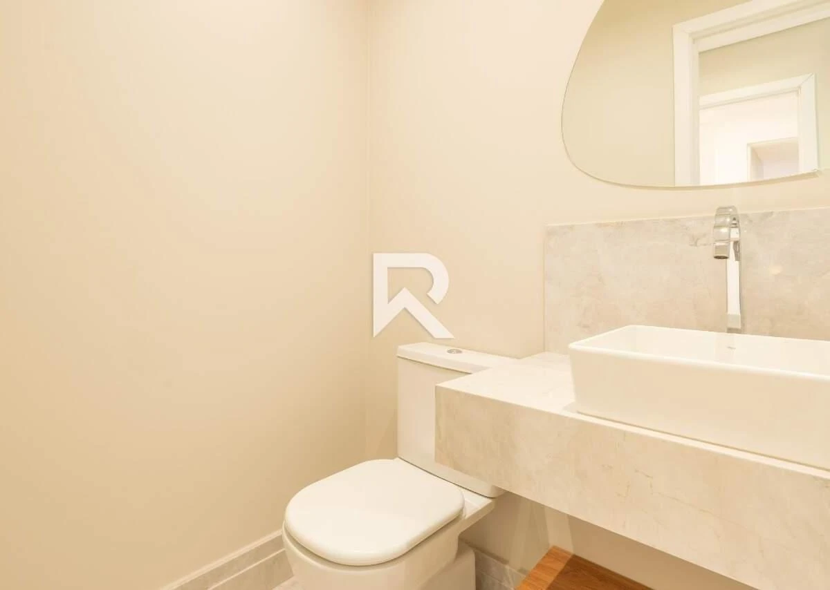 255 m² apartment with a bathtub and a walk-in closet — photo 11