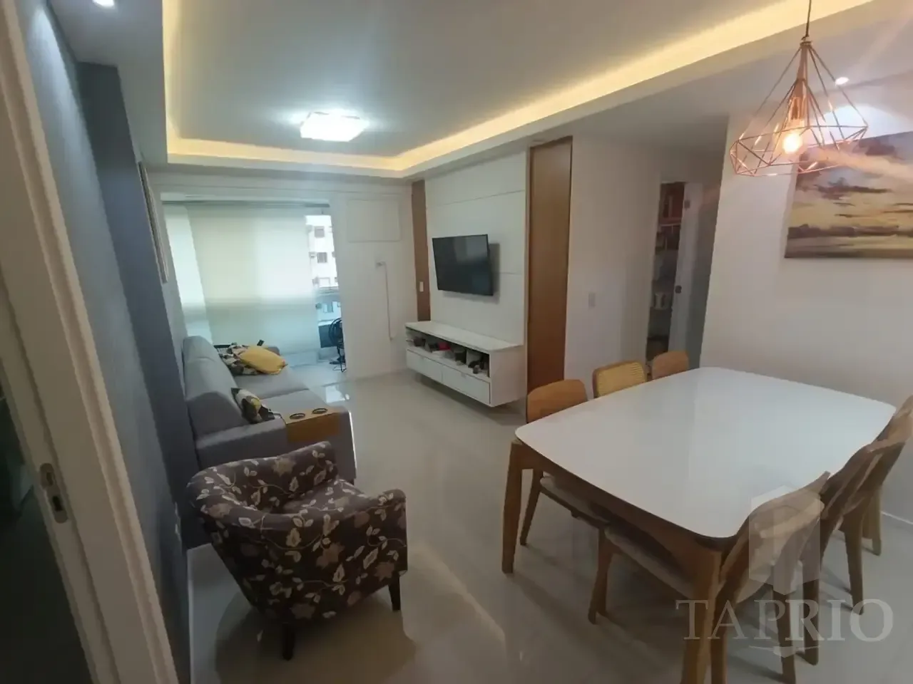 Glass-enclosed balcony in a 2-bedroom apartment, 69 m²