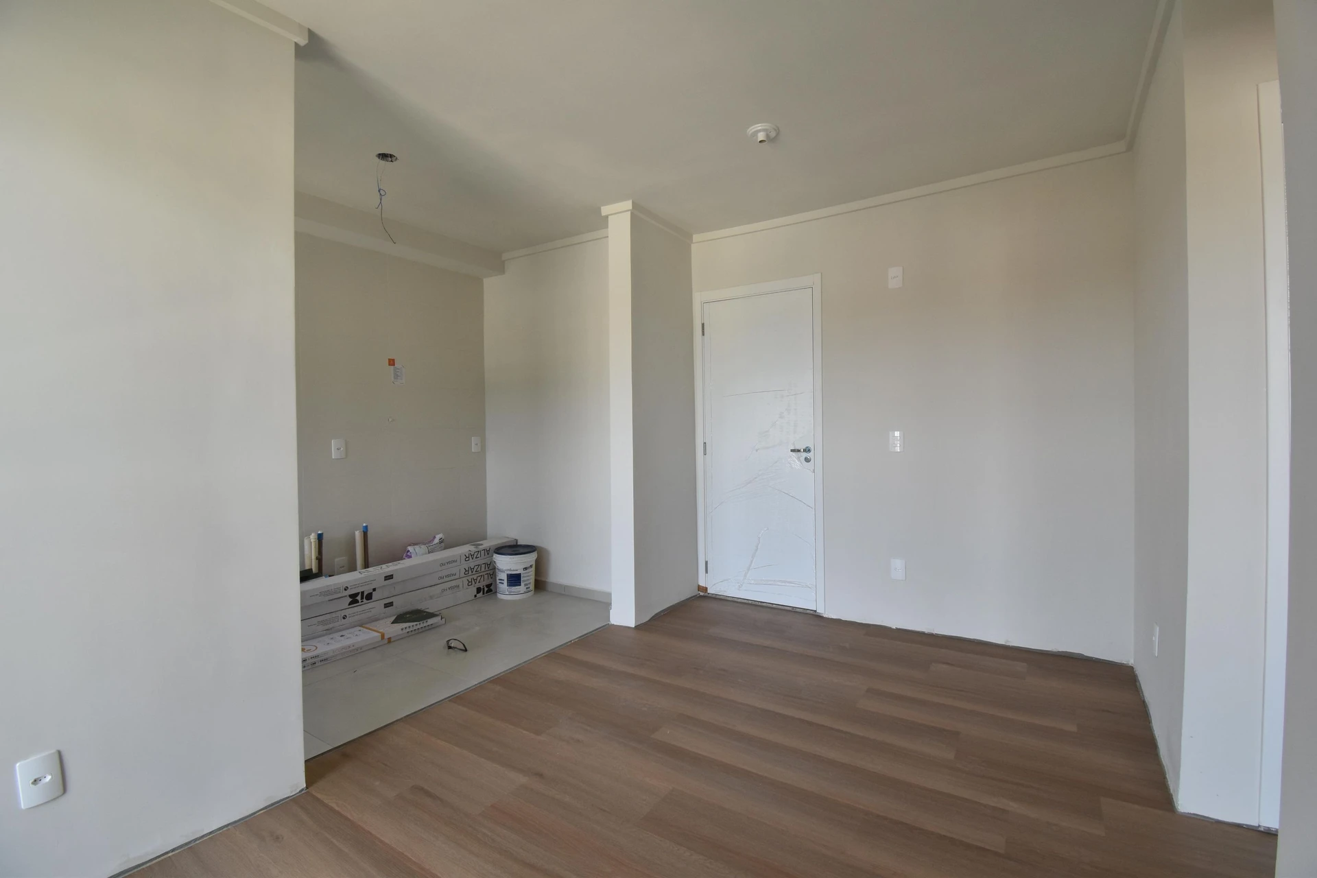 Glass-enclosed balcony in a 2-bedroom apartment, 53 m² — photo 22