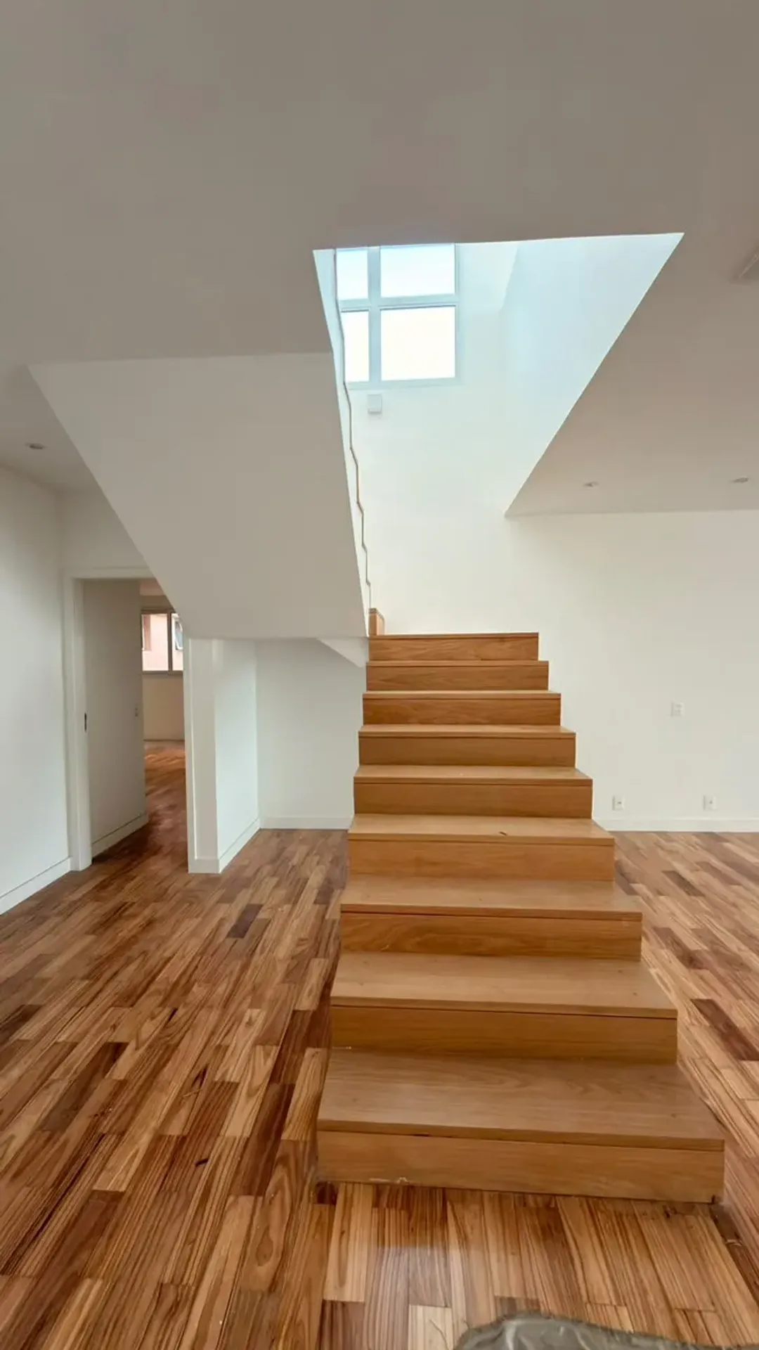 575 m² apartment with 5 en-suite bedrooms and glass balcony — photo 12