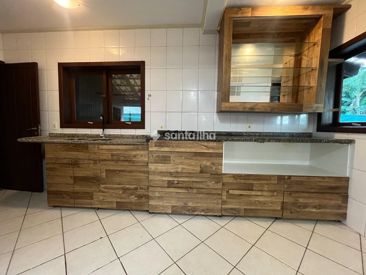 House with 3 bedrooms and a built-in balcony grill