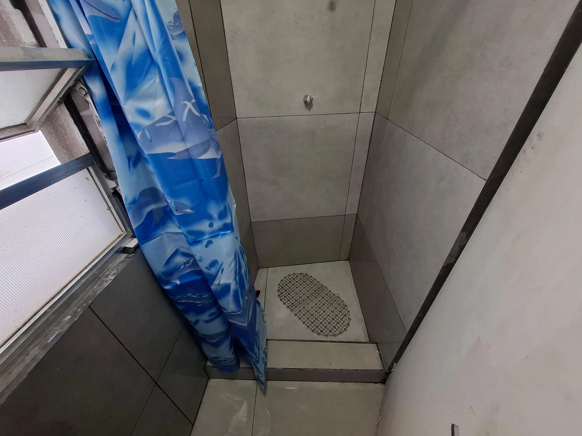 1-bedroom apartment with compact kitchenette, no parking — photo 12