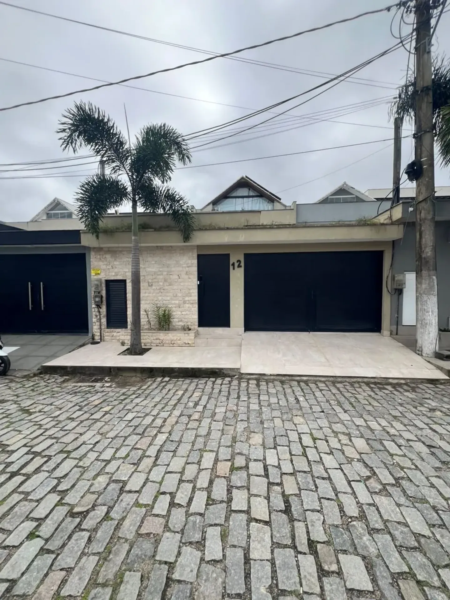 House, 240 m², with a glass-enclosed balcony — photo 4