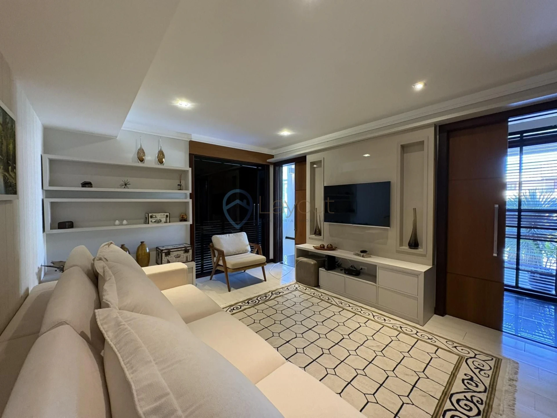 Рабочее место и 4 спальни: дом 381 м² — photo 25