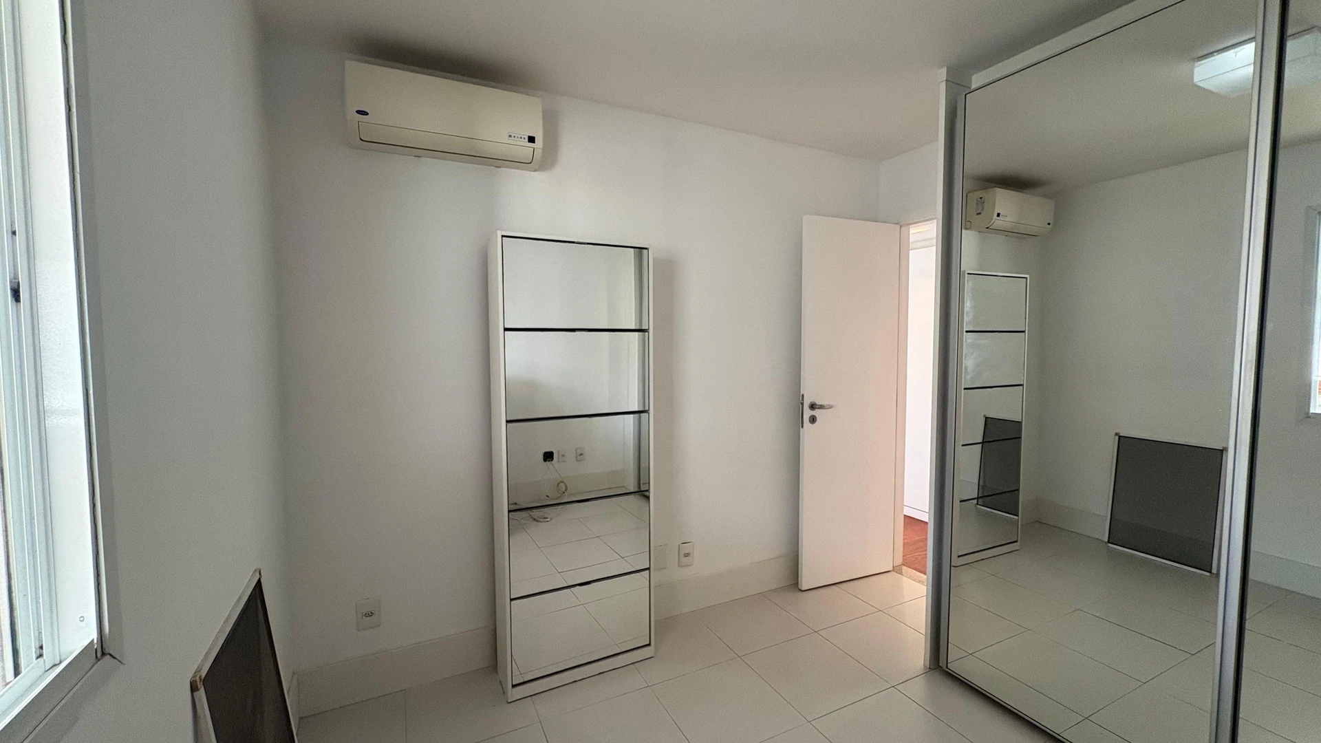 3-bedroom apartment with a glass-enclosed balcony — photo 3