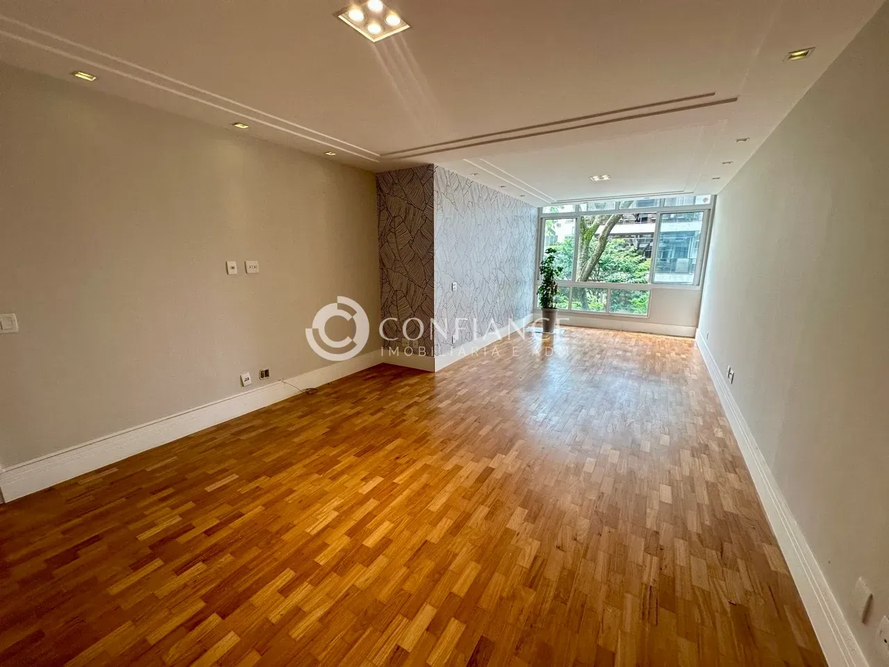 Квартира з 4 спальнями та дерев'яною підлогою або ламінатом — photo 4