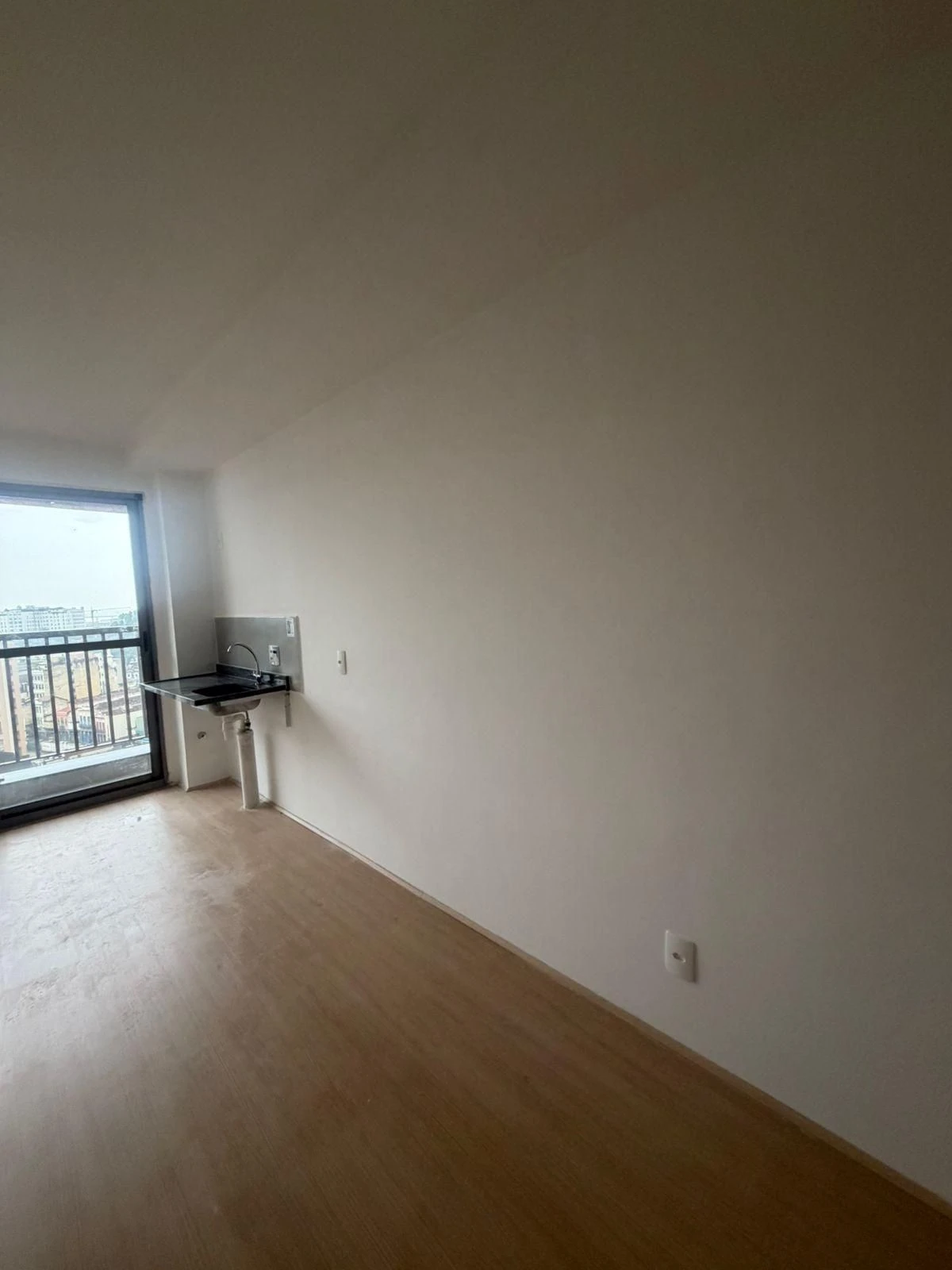Apartamento de 1 dormitorio con cocina abierta y balcón — photo 17