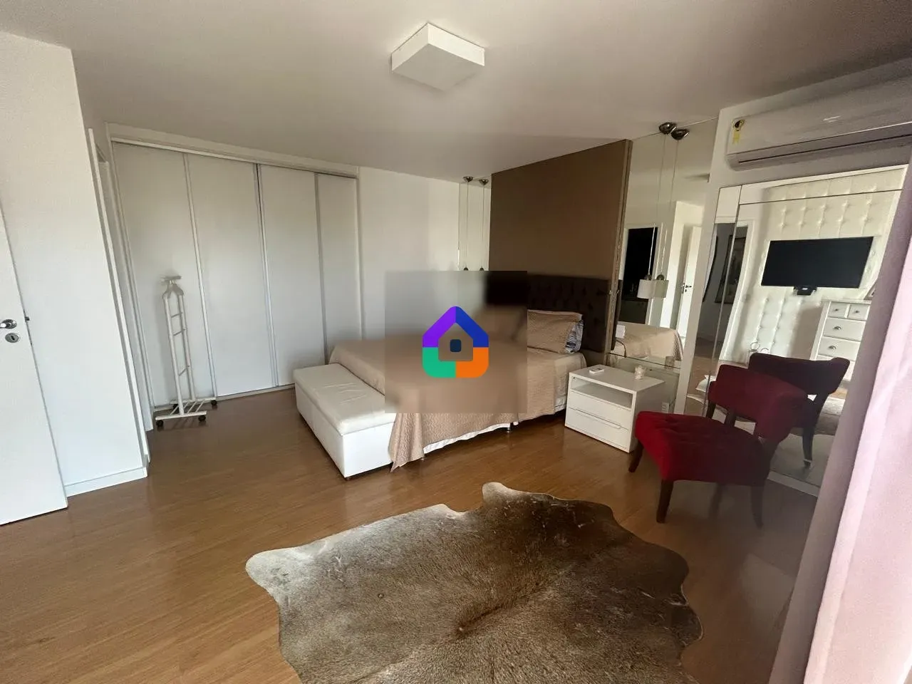 Apartamento com 4 quartos e varanda fechada de vidro — photo 27
