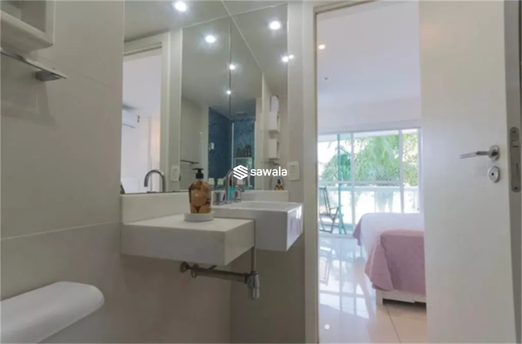 Apartment with 2 bedrooms and enclosed glass balcony — photo 20