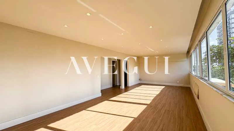 Unfurnished apartment with 4 bedrooms and tall windows — photo 15