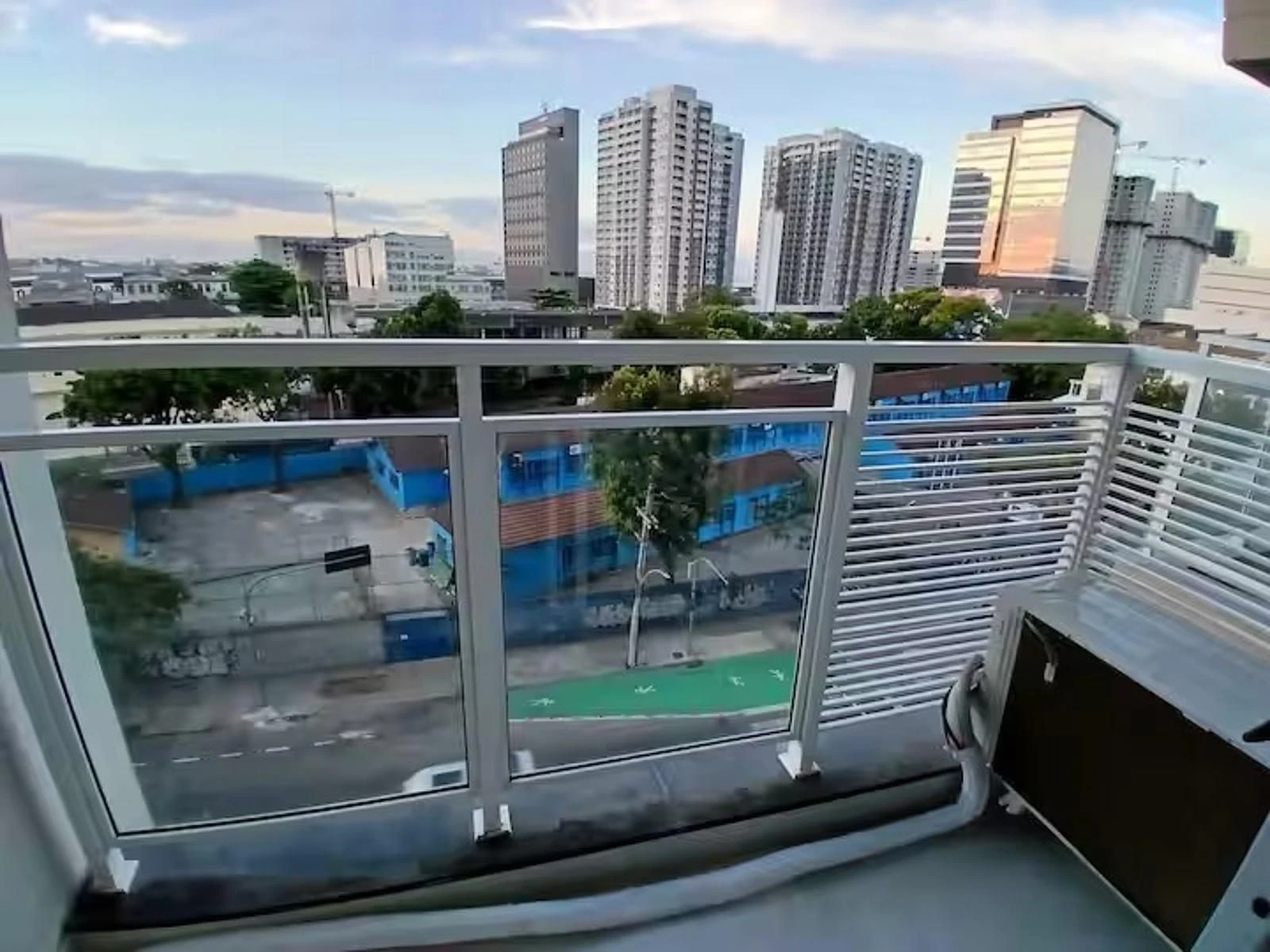 2-bedroom apartment with balcony and laundry area — photo 18
