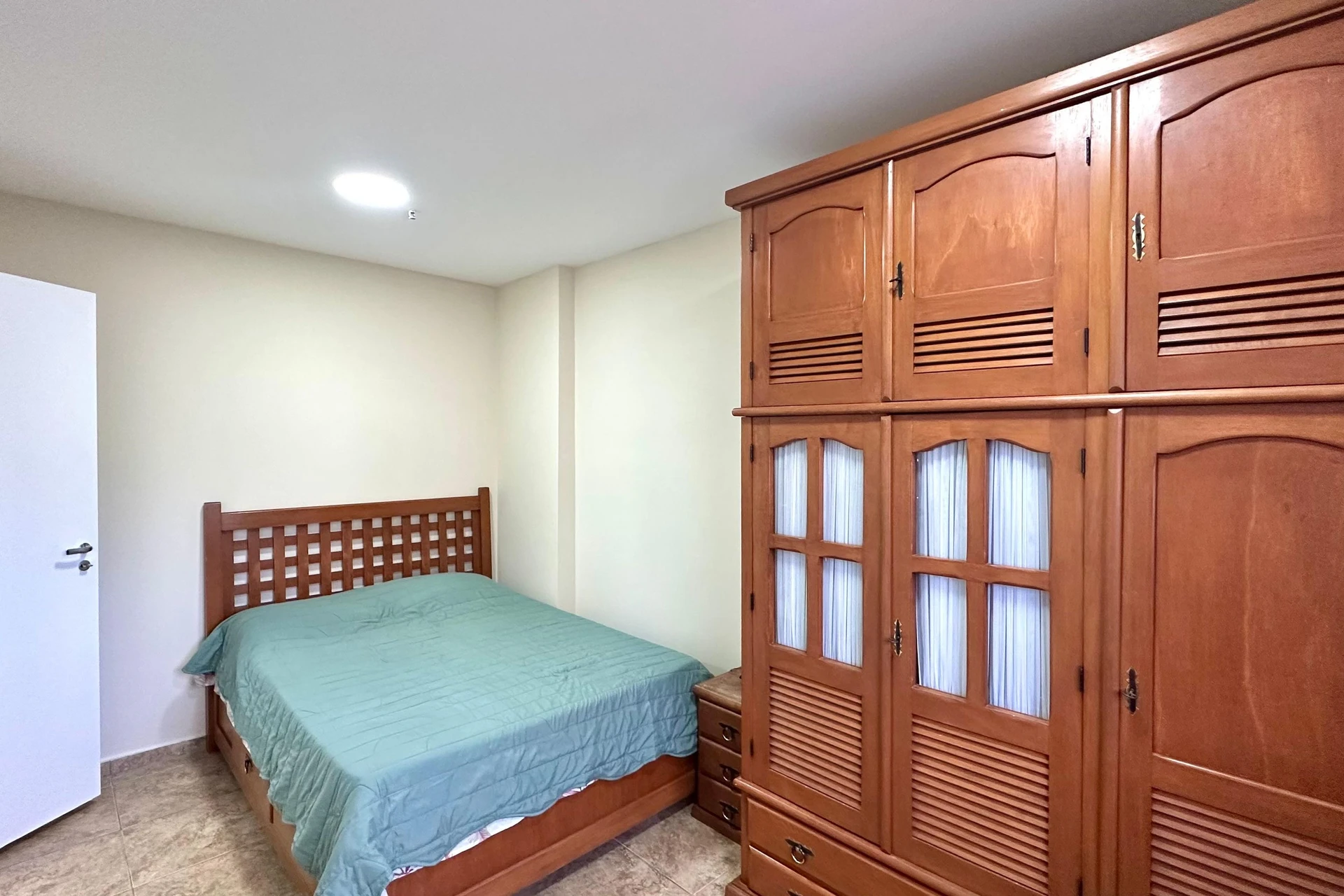 Furnished 1-bedroom apartment with a glazed balcony — photo 12