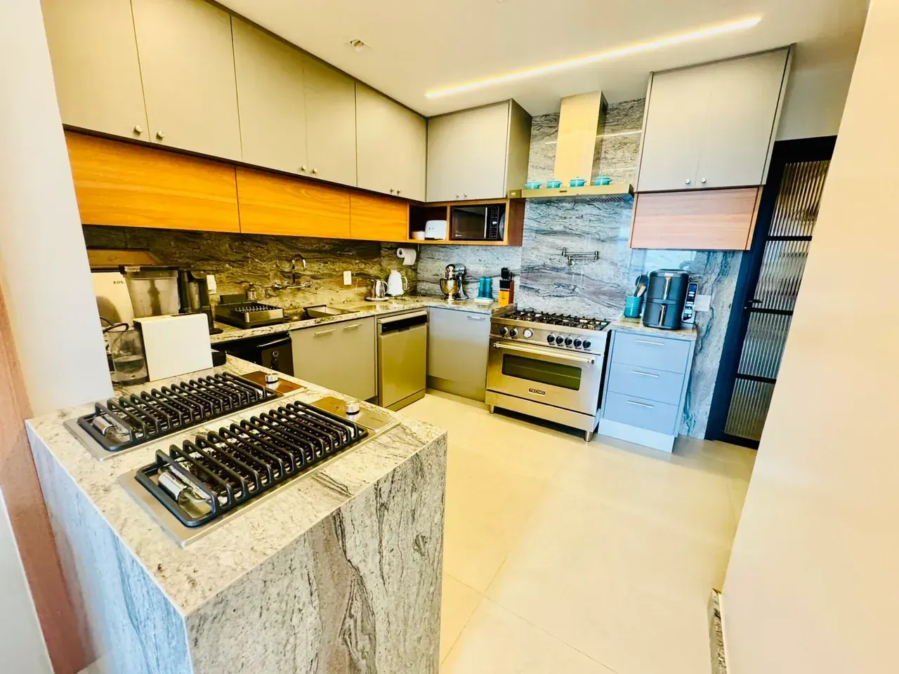 Furnished 3-bedroom apartment with 3 bathrooms — photo 7