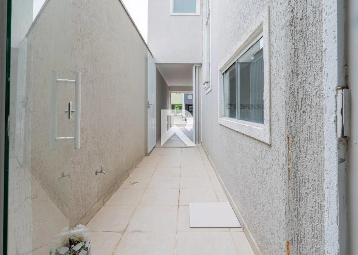 250 m² house with a walk-in closet and a bathtub — photo 40