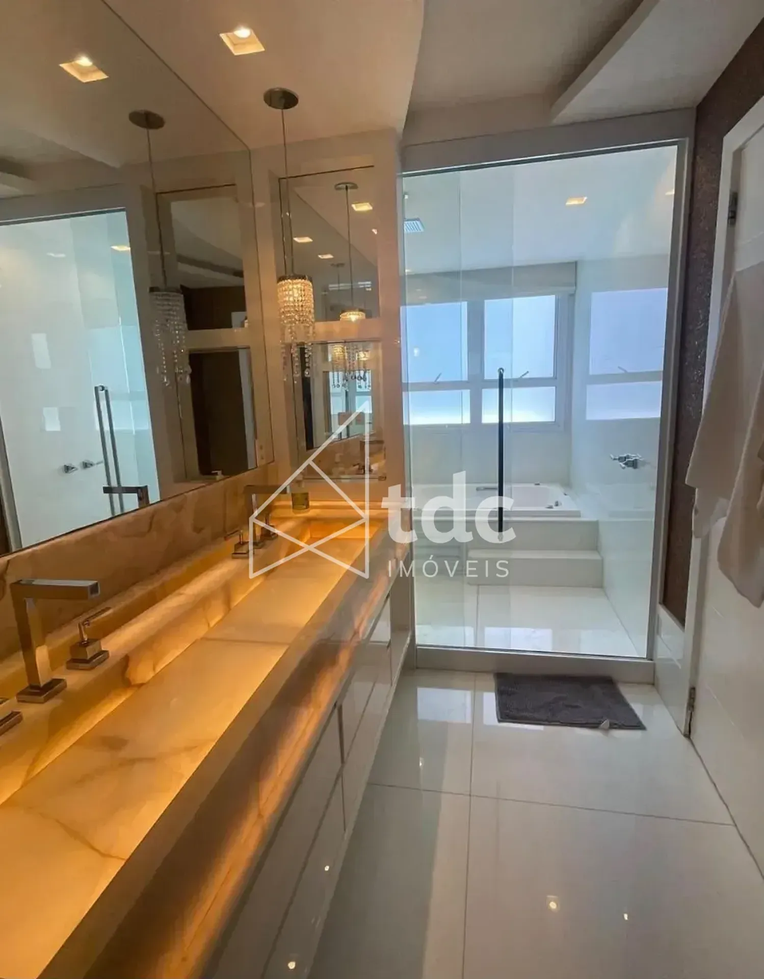 Bathtub in a 5-bedroom house, 900 m² — photo 23