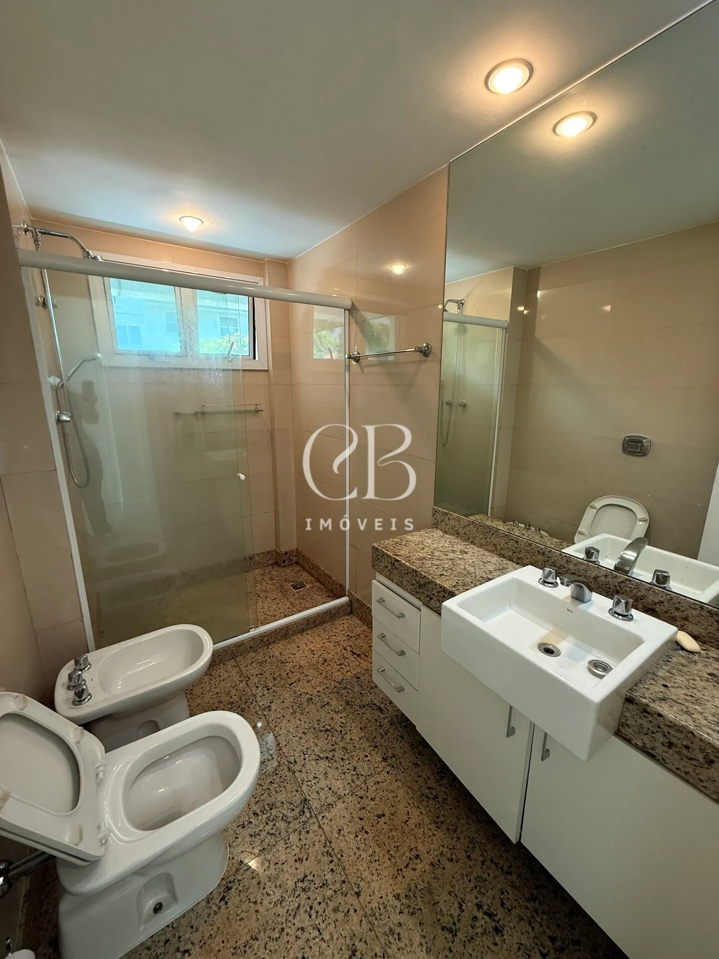 Apartment with 4 bedrooms and a balcony in great condition — photo 45