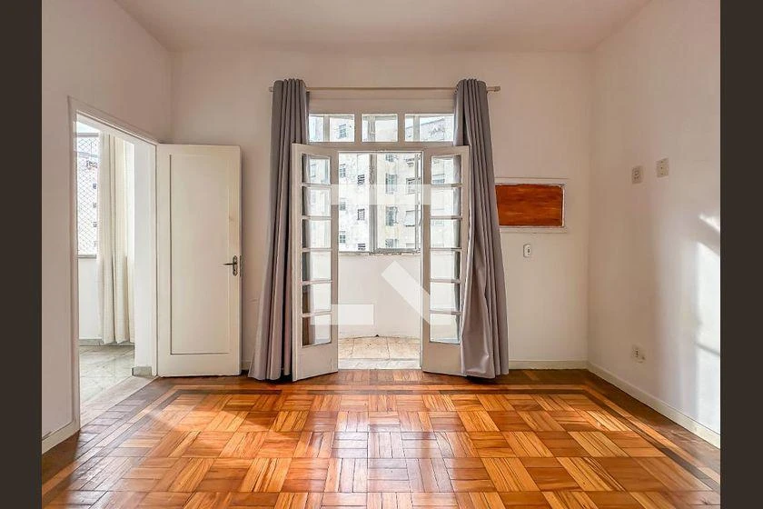 Apartamento de 3 quartos com piso de madeira ou laminado — photo 25