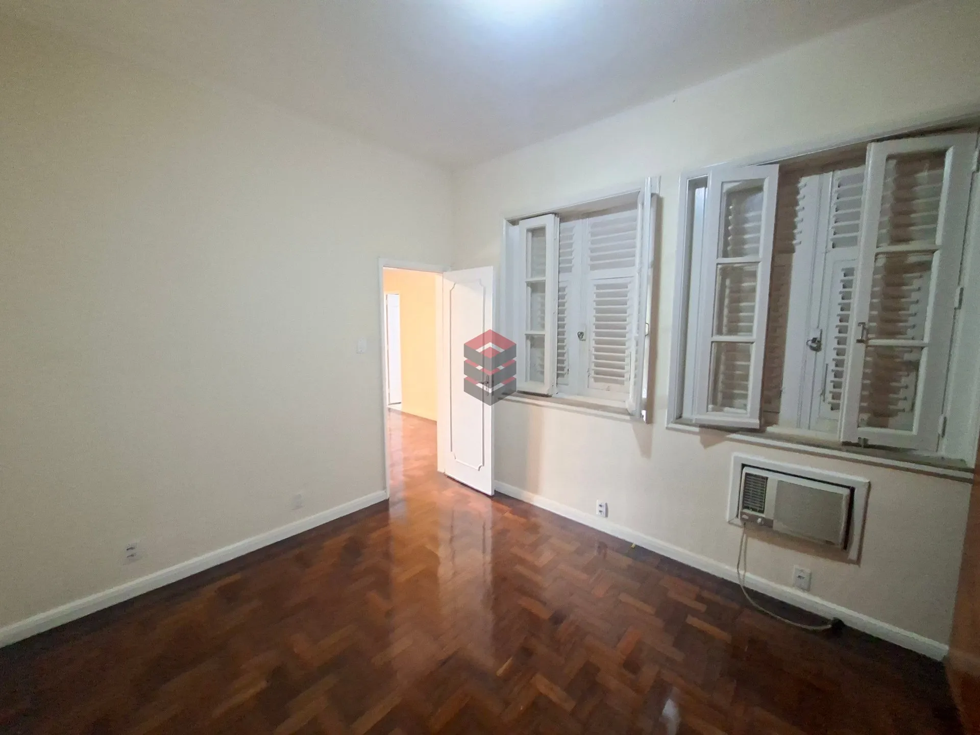 Apartment, 159 m², with wood or laminate floors — photo 16