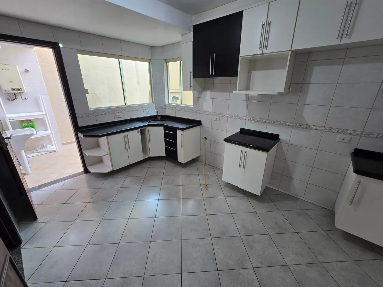 4-bedroom house with wood or laminate floors in Curitiba — photo 12