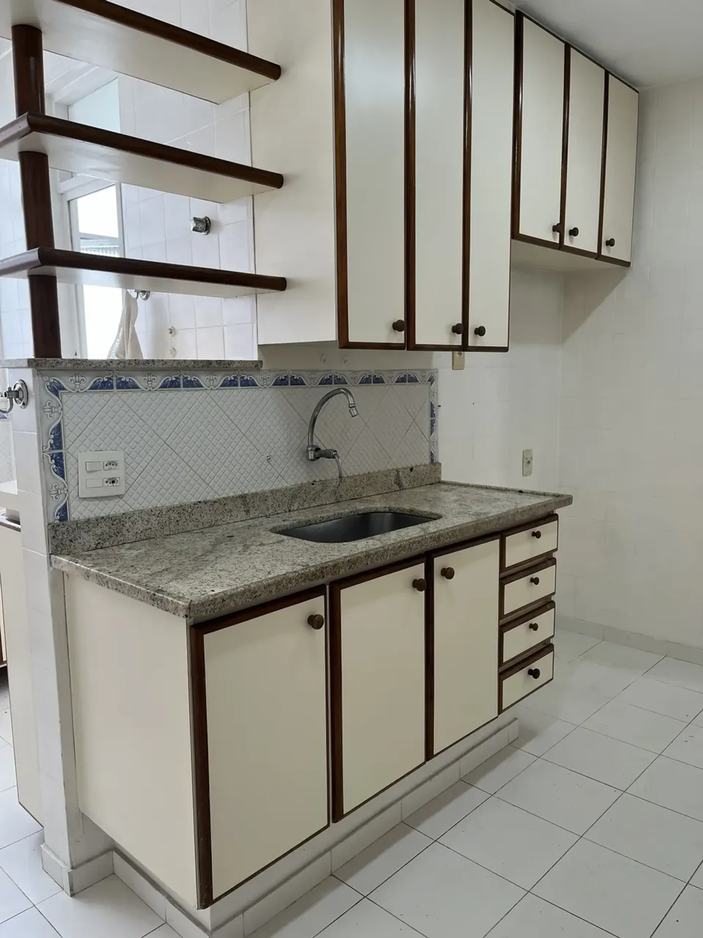 Wood or laminate floors in a 2-bedroom apartment, 80 m² — photo 2