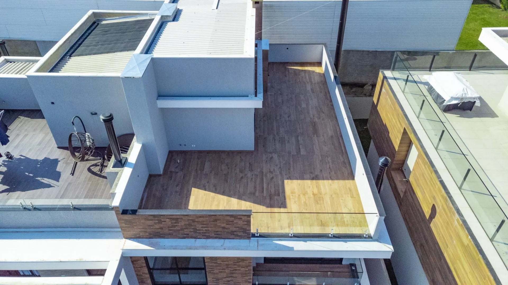 Modern house with 4 en-suite bedrooms and 6 parking spots — photo 64