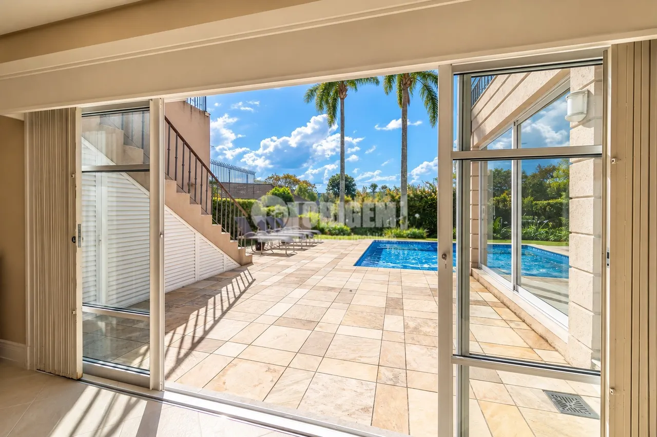 Balcony with a grill in a 4-bedroom house, 589 m² — photo 3