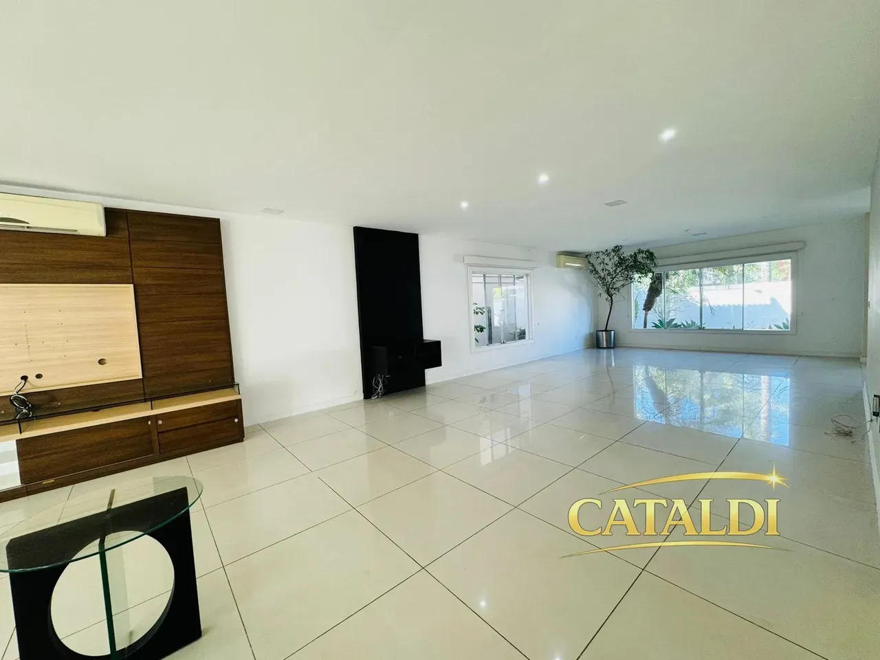 Furnished house, 400 m², with floor-to-ceiling windows — photo 5