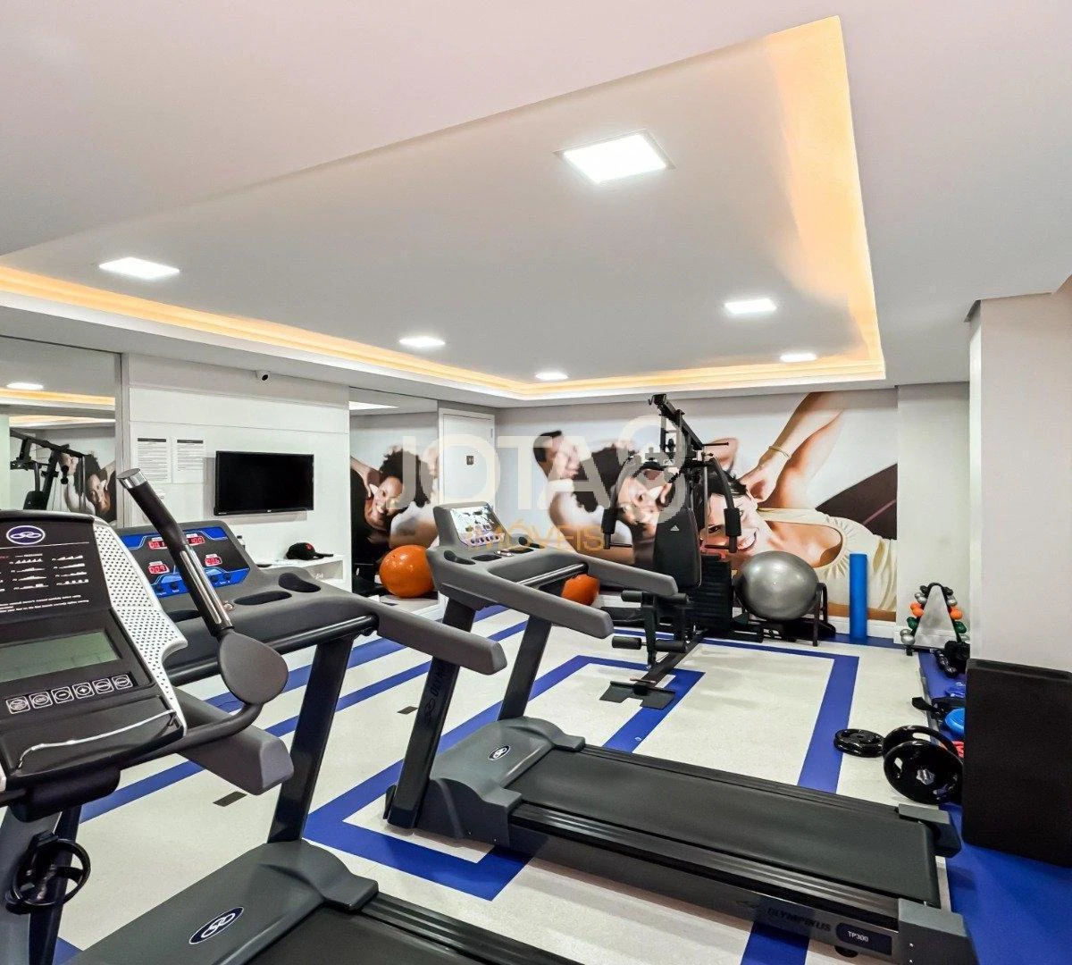 2-bedroom apartment in a building with a gym — photo 34