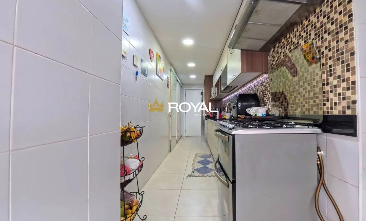 4-bedroom apartment in a building with a pool — photo 17