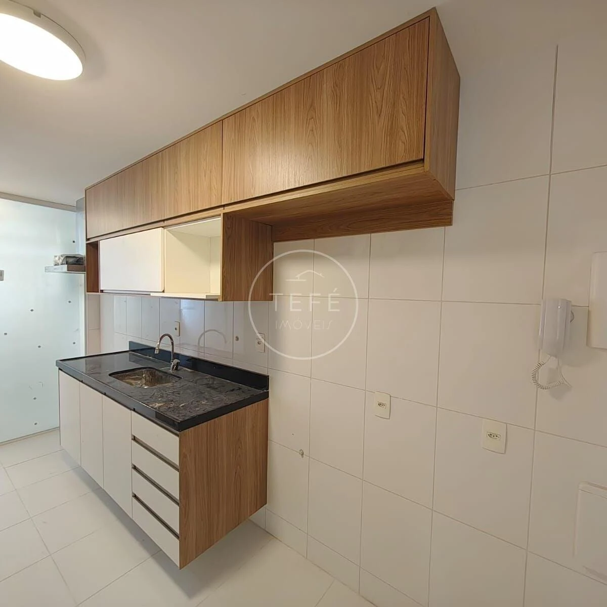 Glass-enclosed balcony in a 4-bedroom apartment, 123 m² — photo 9