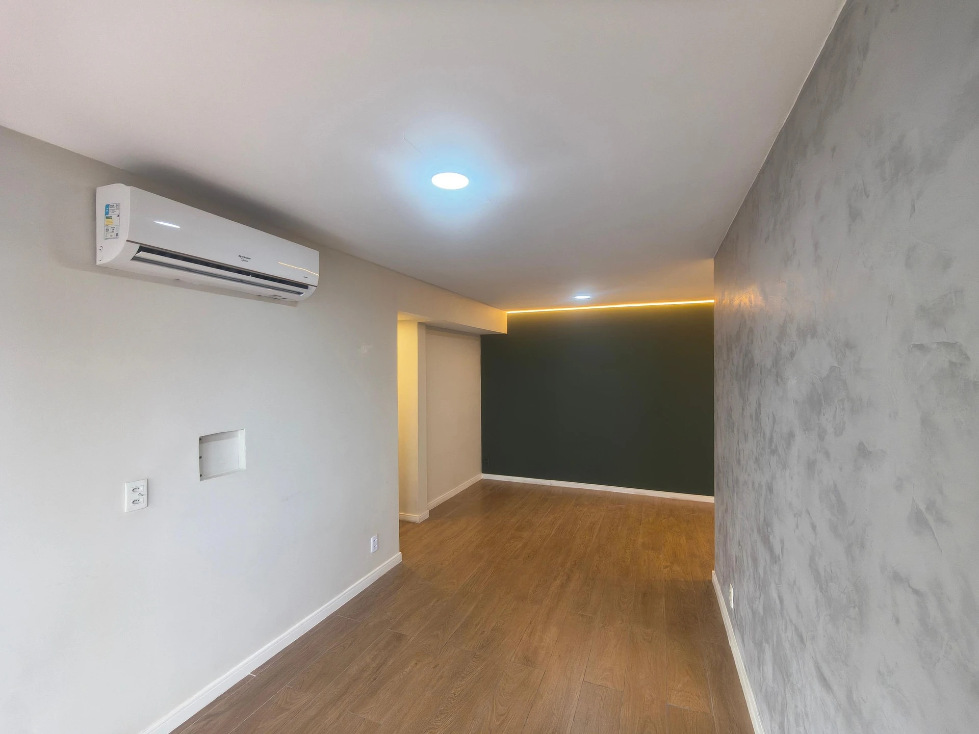 Unfurnished 2-bedroom apartment with a closed kitchen — photo 14