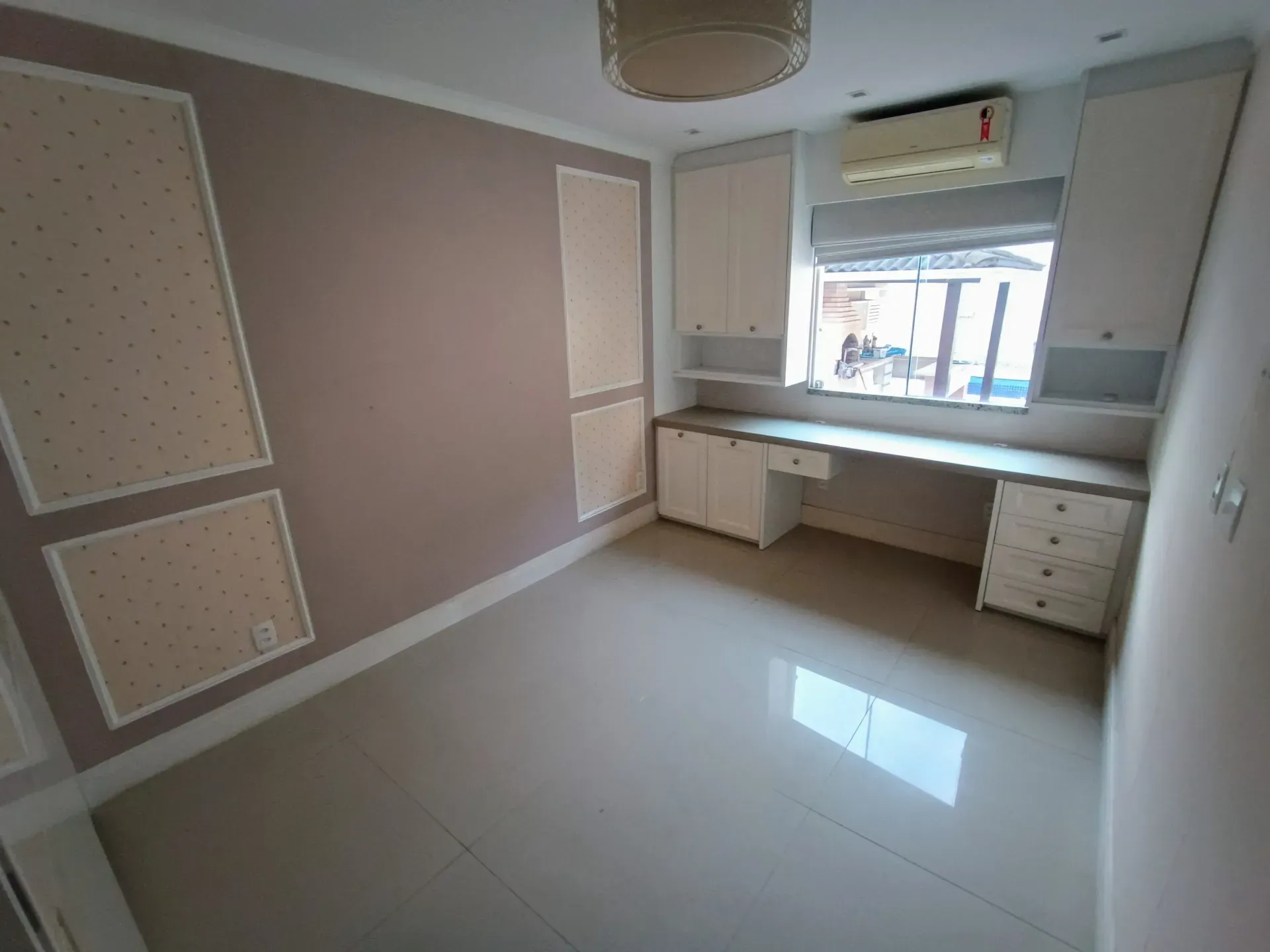 Unfurnished house with 4 bedrooms and 5 bathrooms — photo 19