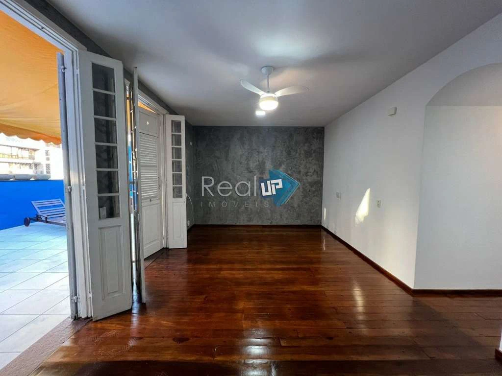 2-bedroom apartment with a glazed balcony — photo 16