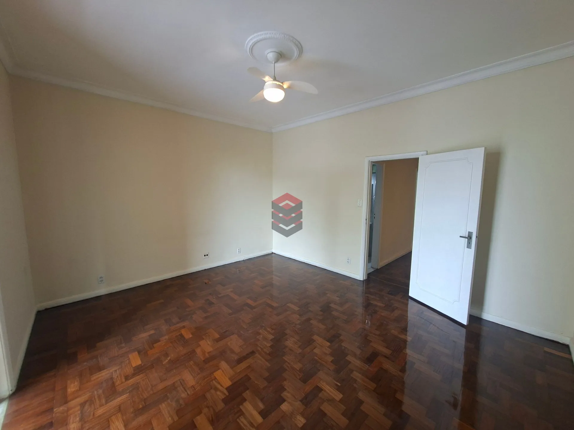 Apartment, 159 m², with wood or laminate floors — photo 3