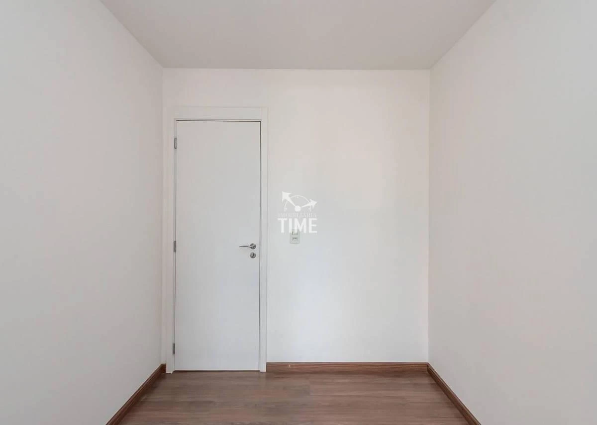 Wood or laminate floors in a 3-bedroom apartment, 69 m² — photo 37
