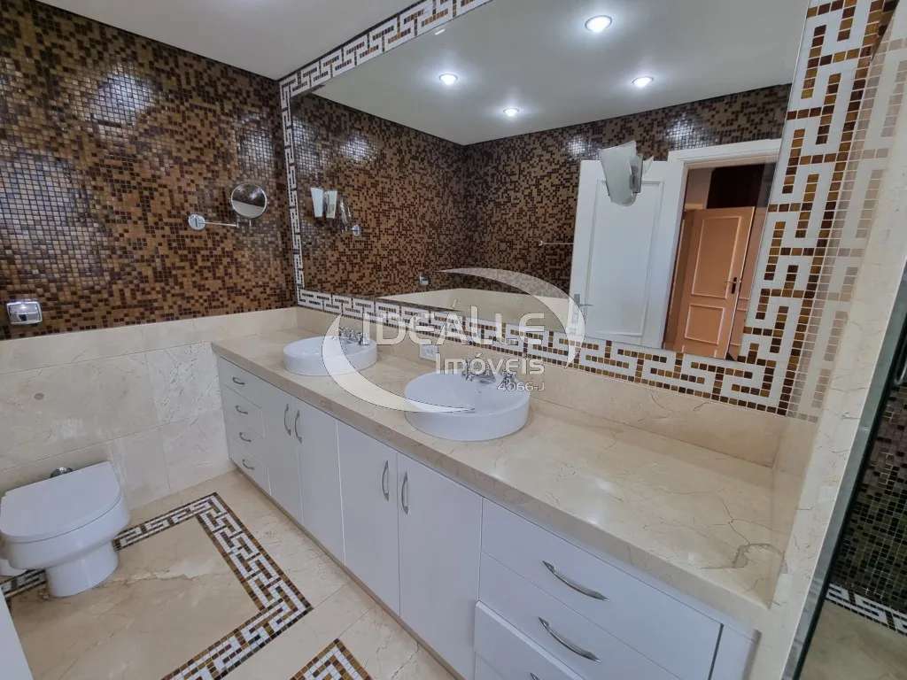 Rental house with 5 bedrooms and 6 bathrooms — photo 26