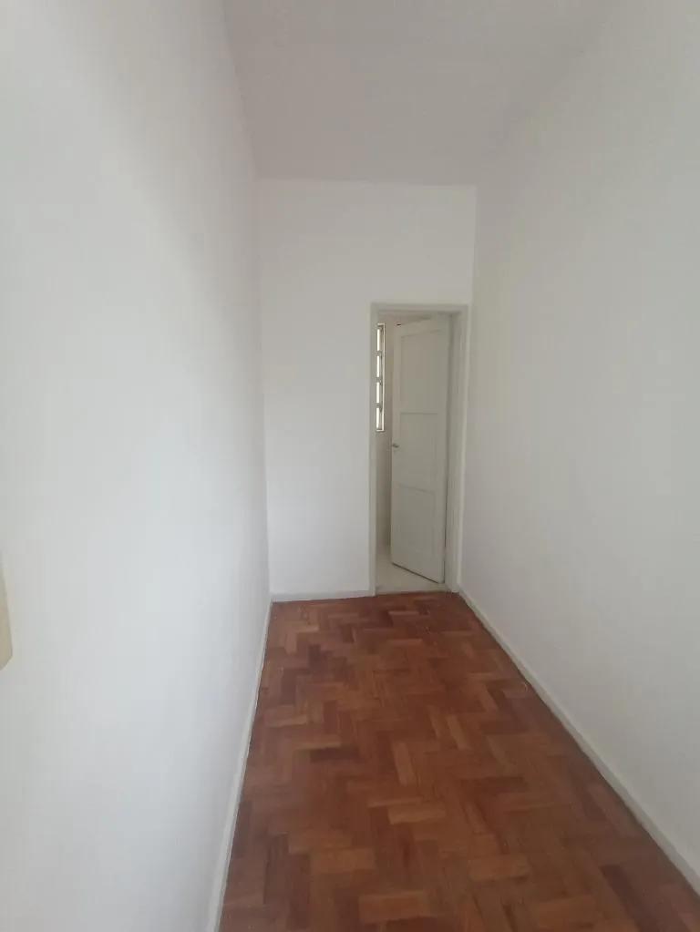 Wood or laminate floors in a one-bedroom apartment, 62 m² — photo 16