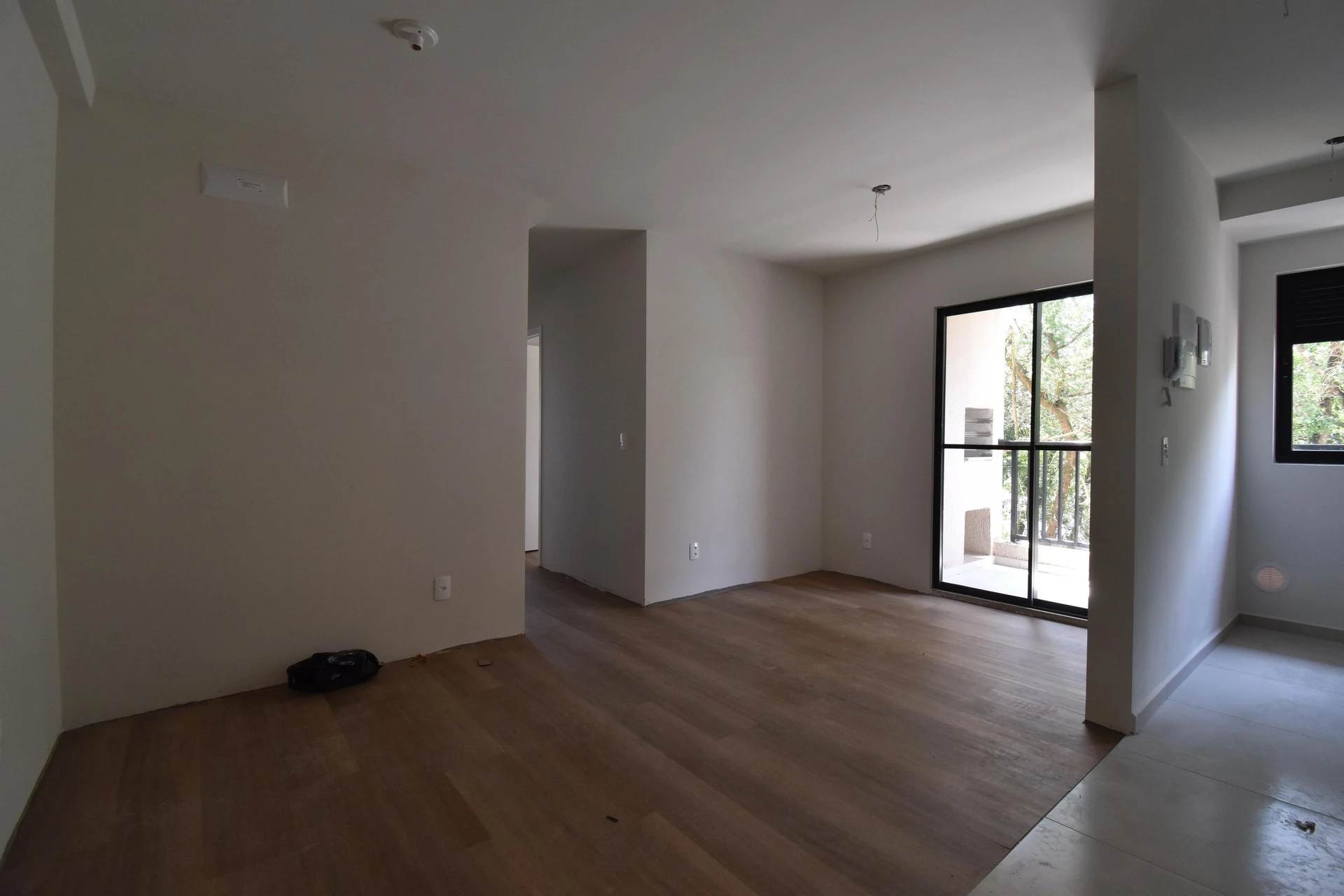Balcony with a grill in a 3-bedroom apartment, 64 m² — photo 31