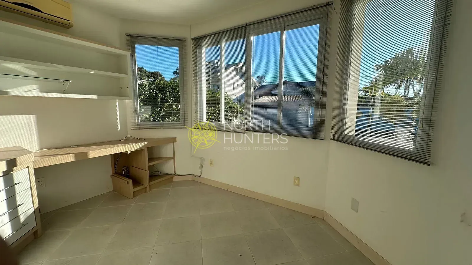 House with 4 bedrooms and shared pool area — photo 11