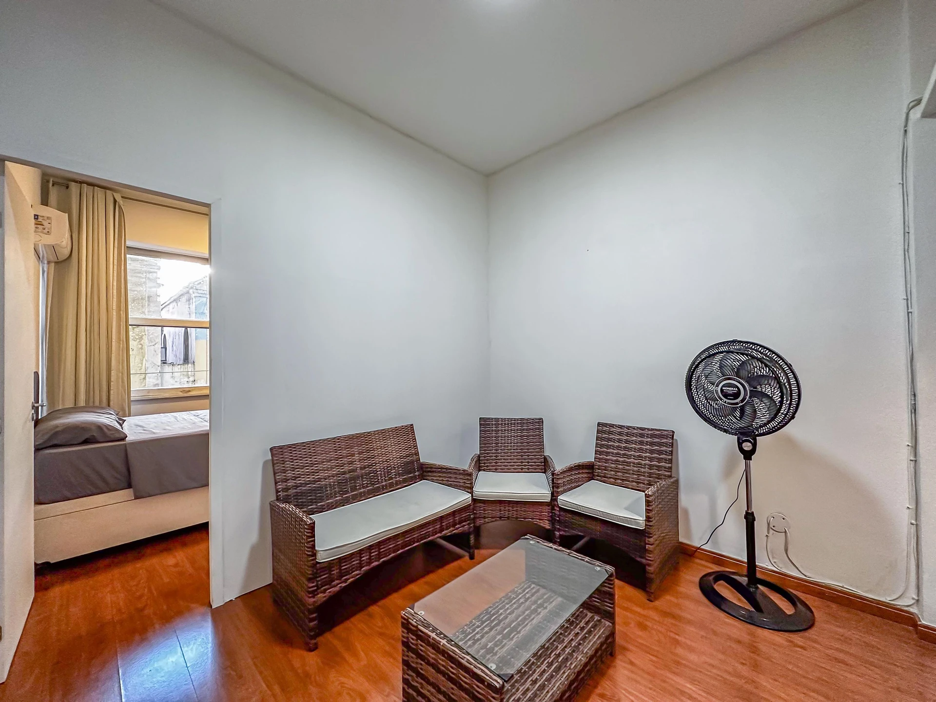Furnished 1-bedroom apartment with washing machine — photo 24